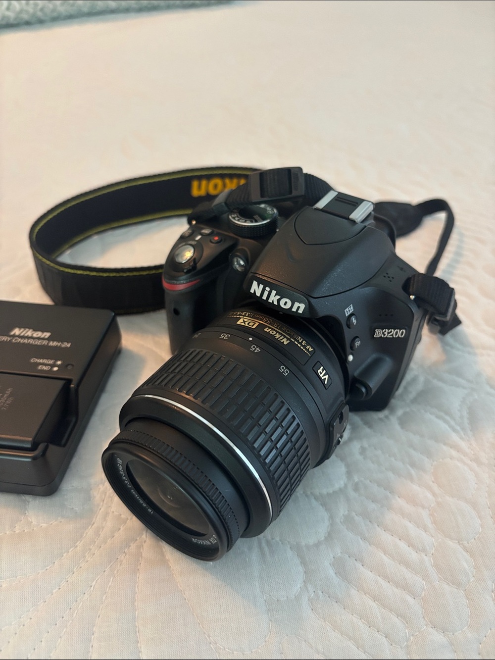Nikon D3200 DSLR Camera in Black with 18-55mm VR Lens